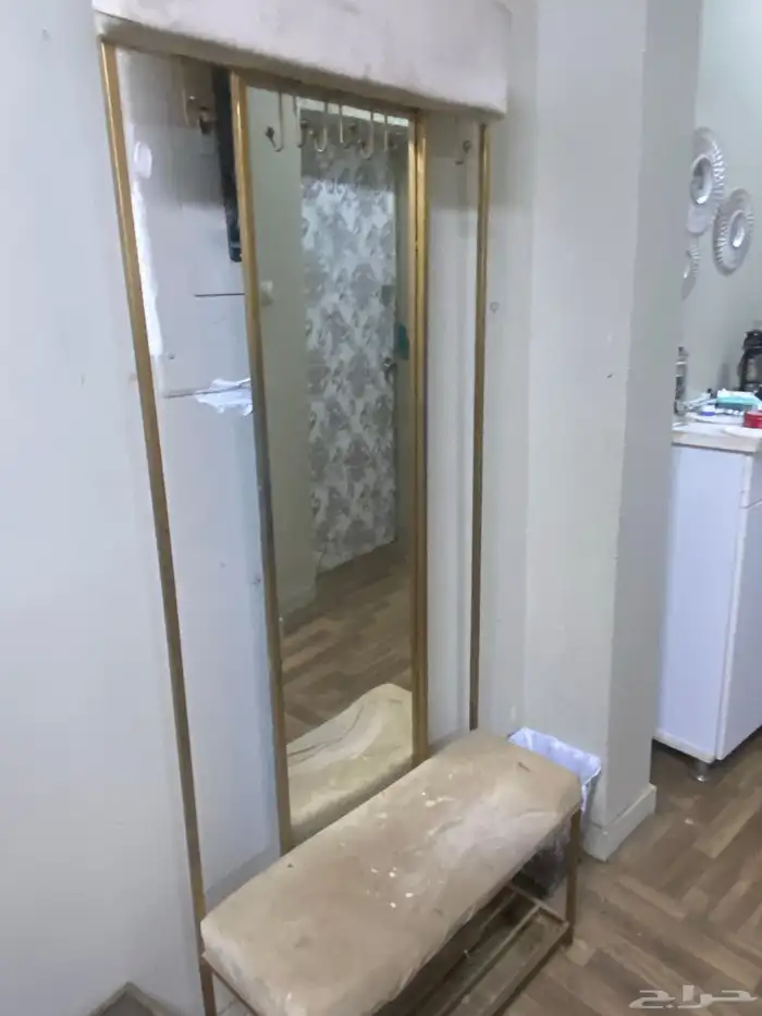 مدخل لونه بيج عليه علاقات وتحت جزء مخصص للاحذيه كما موضح 0