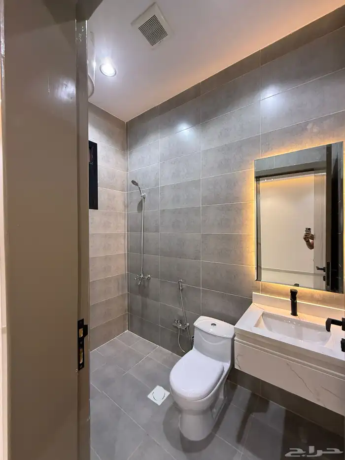 للبيع شقق ارضيه وارواف علويه بأسعار صيدة بموقع مميز بالخميس 33