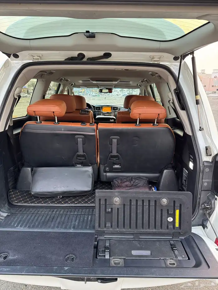 لكزس LX570 2011 بحالة الوكاله 7