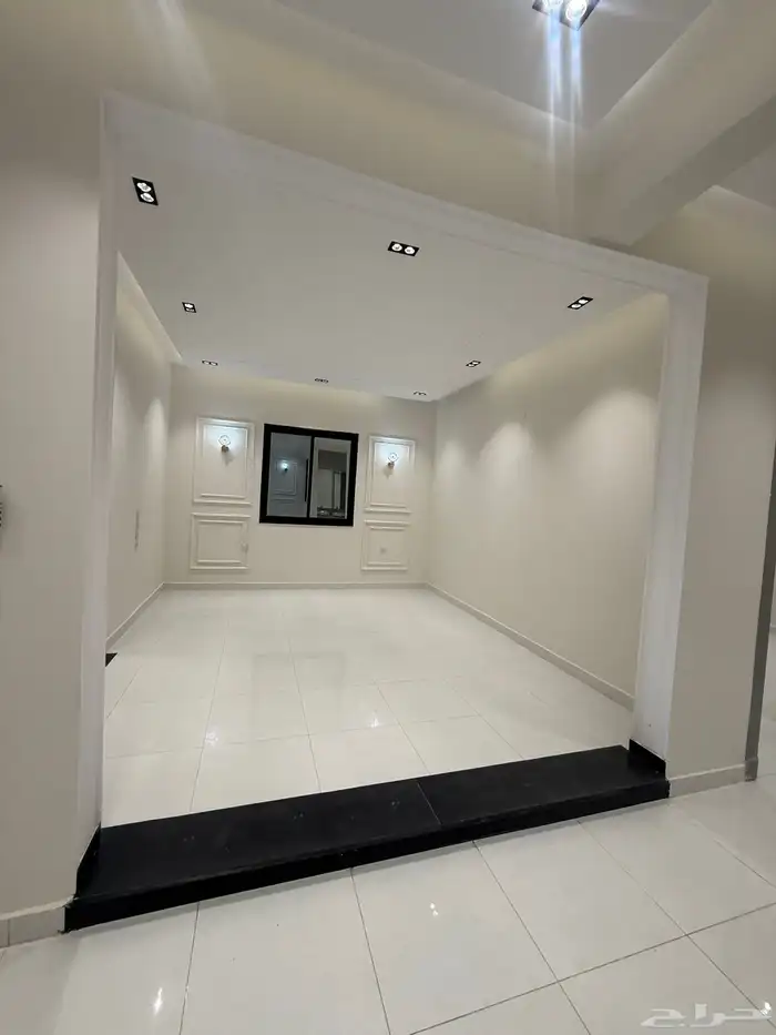 للبيع أدوار أرضيه بحوش وشقق علويه بمصعد طريق ابها الخميس 16