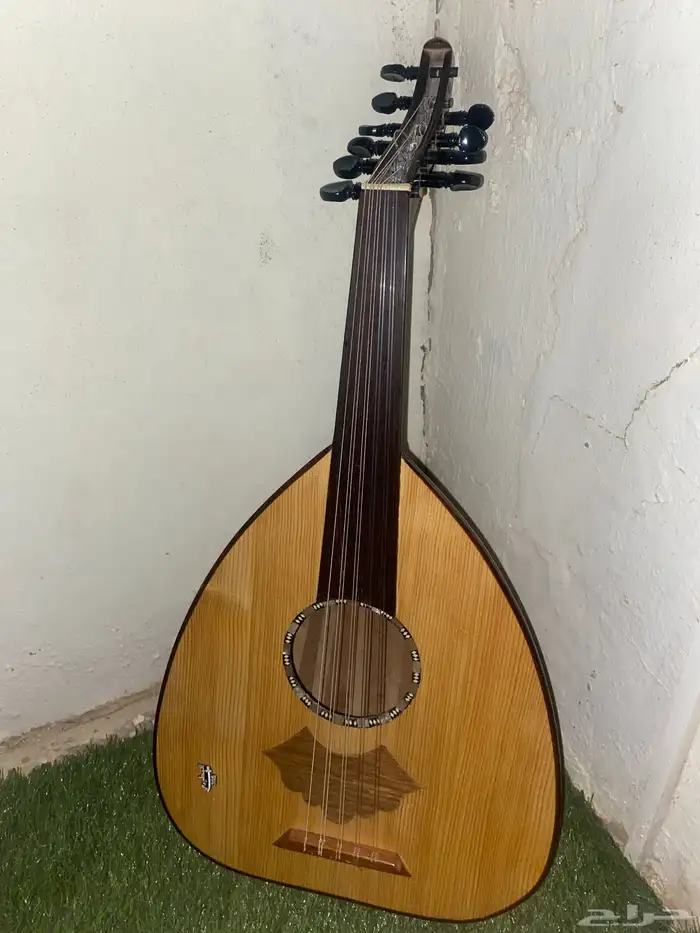 عود مصري بحجم صغير نغماته حلوه لاكن فيه بعض الكسور 0