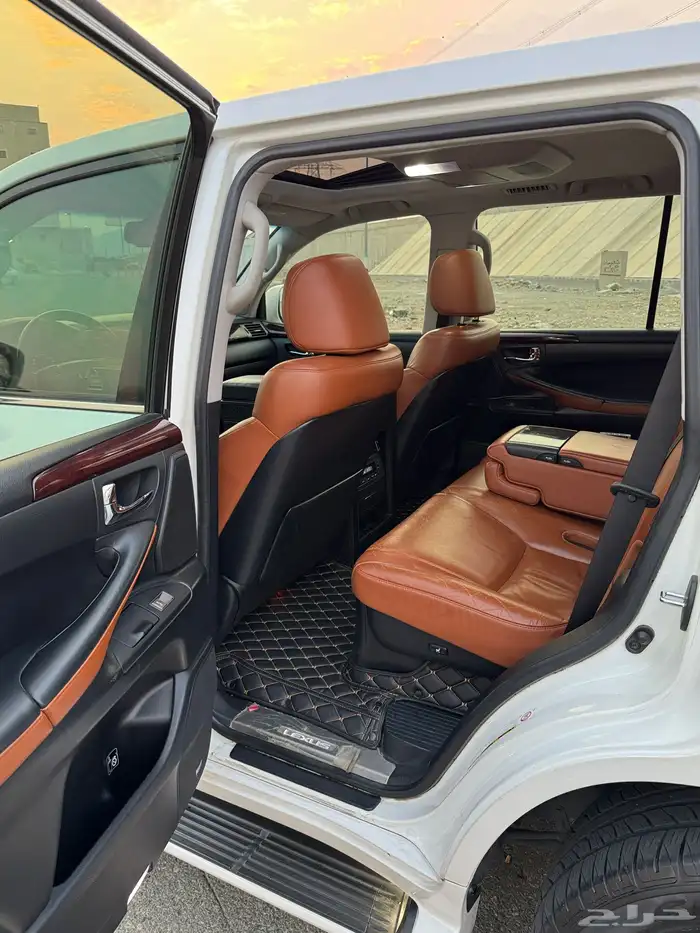 لكزس LX570 2011 بحالة الوكاله 11