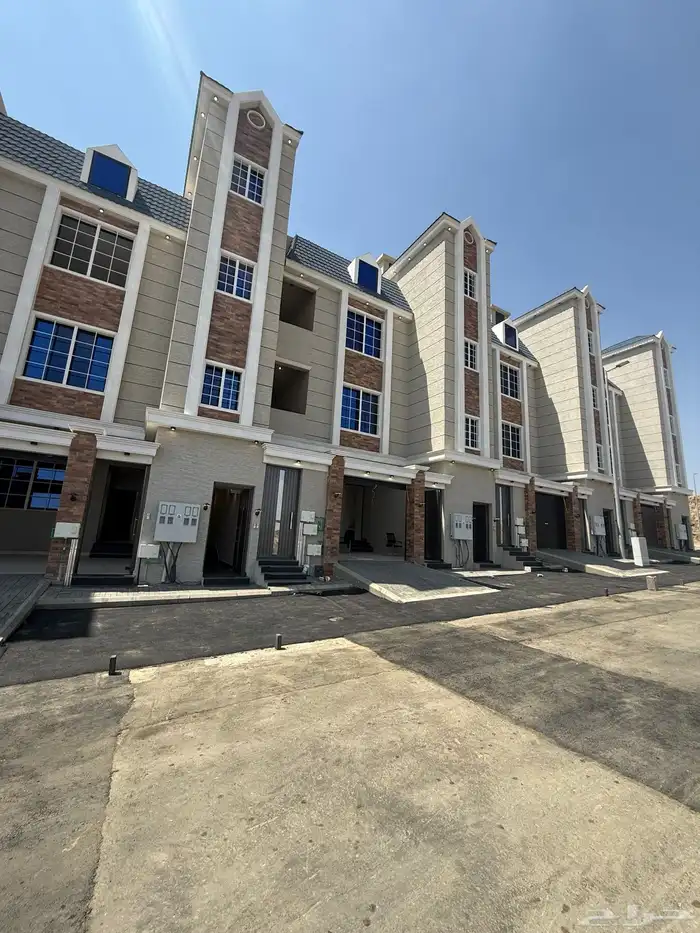 للبيع أدوار أرضيه بحوش وشقق علويه بمصعد طريق ابها الخميس 2