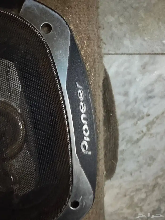 سماعات بينور بصندوق كانو في جيب ربع 7