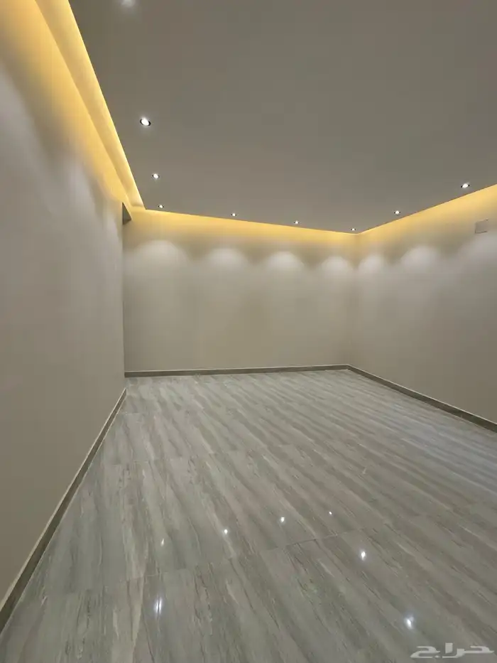 للبيع دور أرضي شارع 20 8