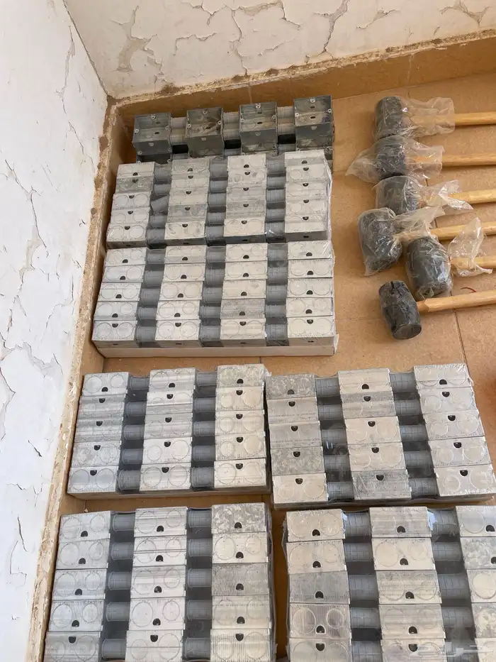 علب حديد ومواد سباكه جديده وادوات لياسه ومراوح شفط 2