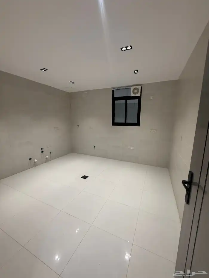 للبيع أدوار أرضيه بحوش وشقق علويه بمصعد طريق ابها الخميس 12