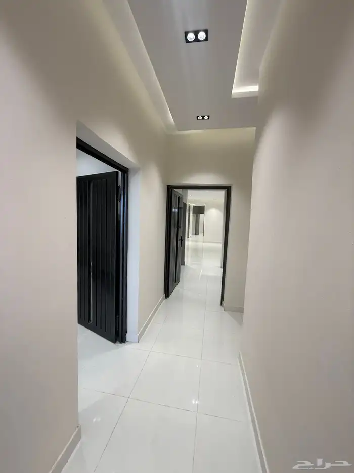 للبيع أدوار أرضيه بحوش وشقق علويه بمصعد طريق ابها الخميس 23