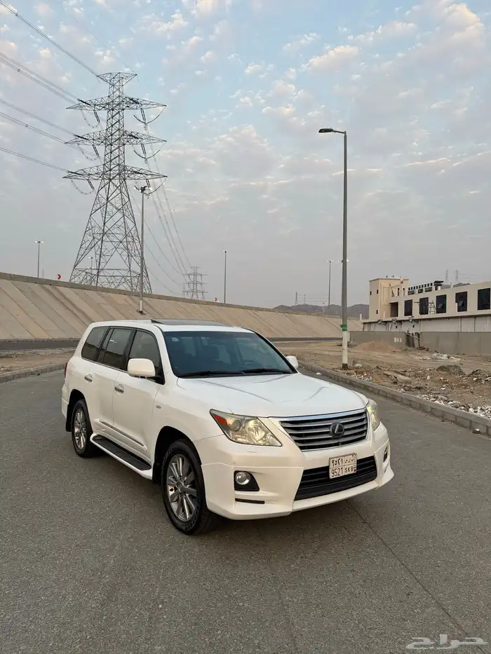 لكزس LX570 2011 بحالة الوكاله 5