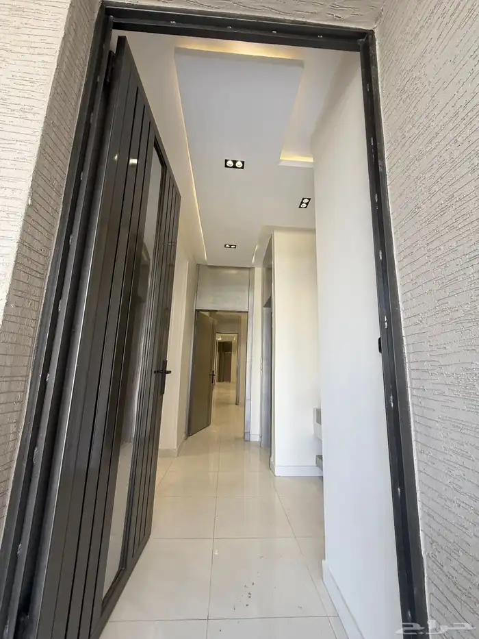 للبيع أدوار أرضيه بحوش وشقق علويه بمصعد طريق ابها الخميس 7