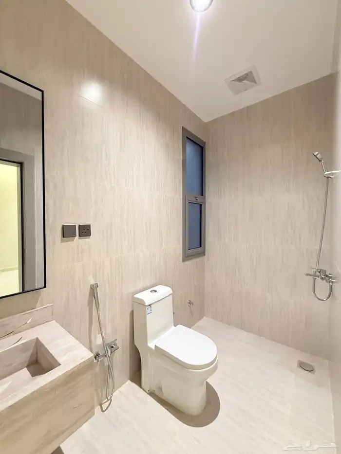 للبيع شقه علويه بسطح خاص بالقرب من نادي ضمك بسعر470الف 13