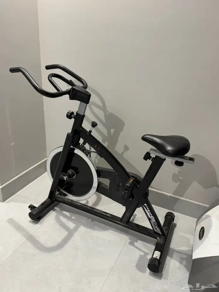 دراجة ثابتة وكيس ملاكمة مع القفازات 0