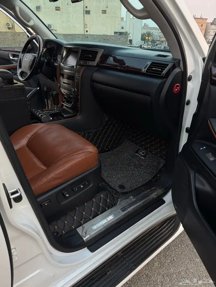 لكزس LX570 2011 بحالة الوكاله 22
