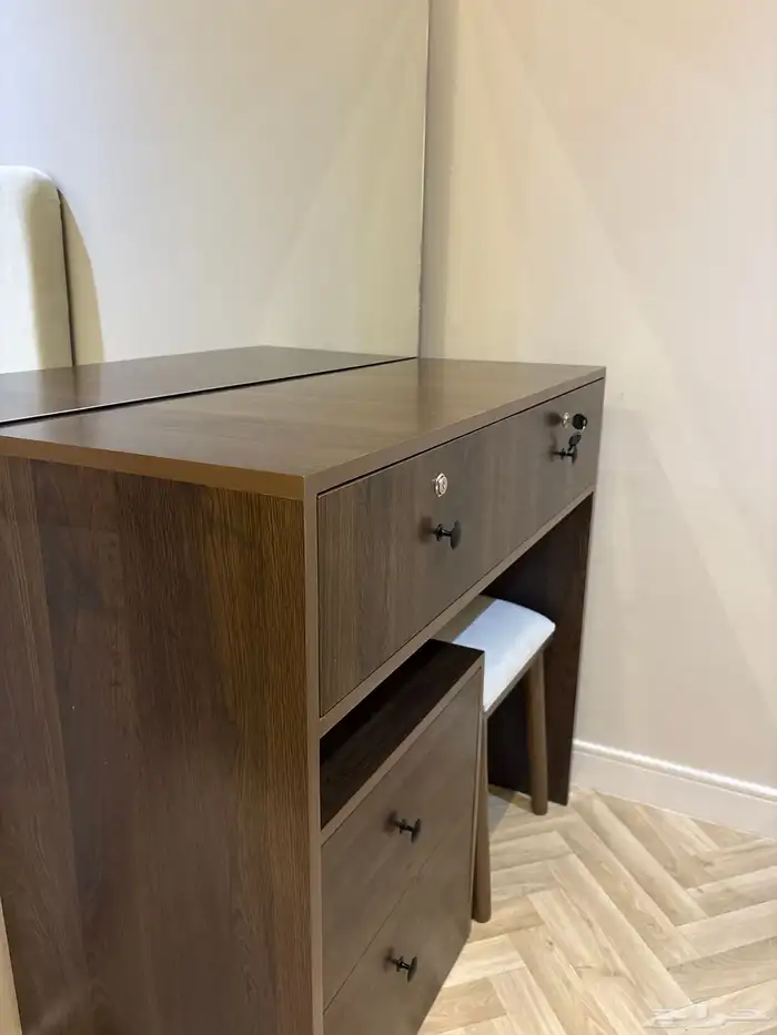 تسريحة بدولاب متحرك صغير وكرسي 3