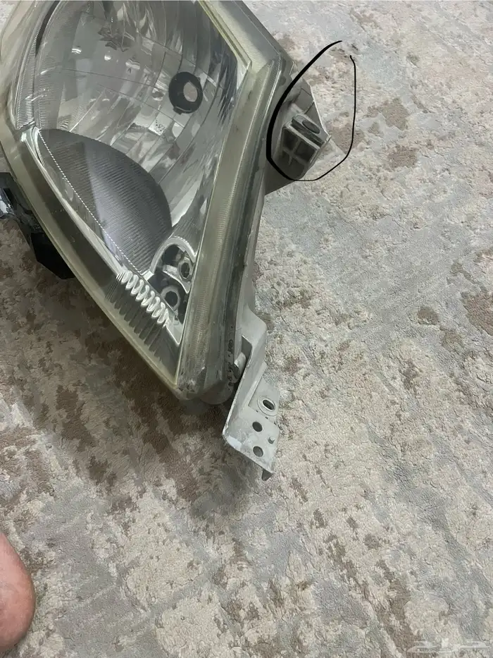 للبيع شمعه امامي يمين حقت هايلوكس 2011 1