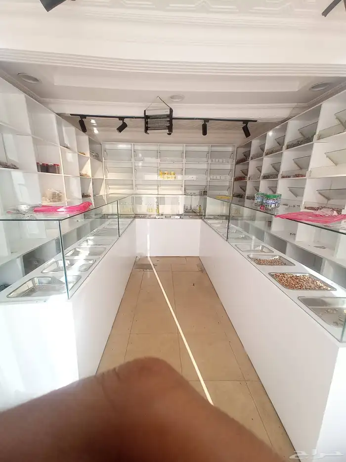 رفوف و وديكورات محل للبيع نجران 9