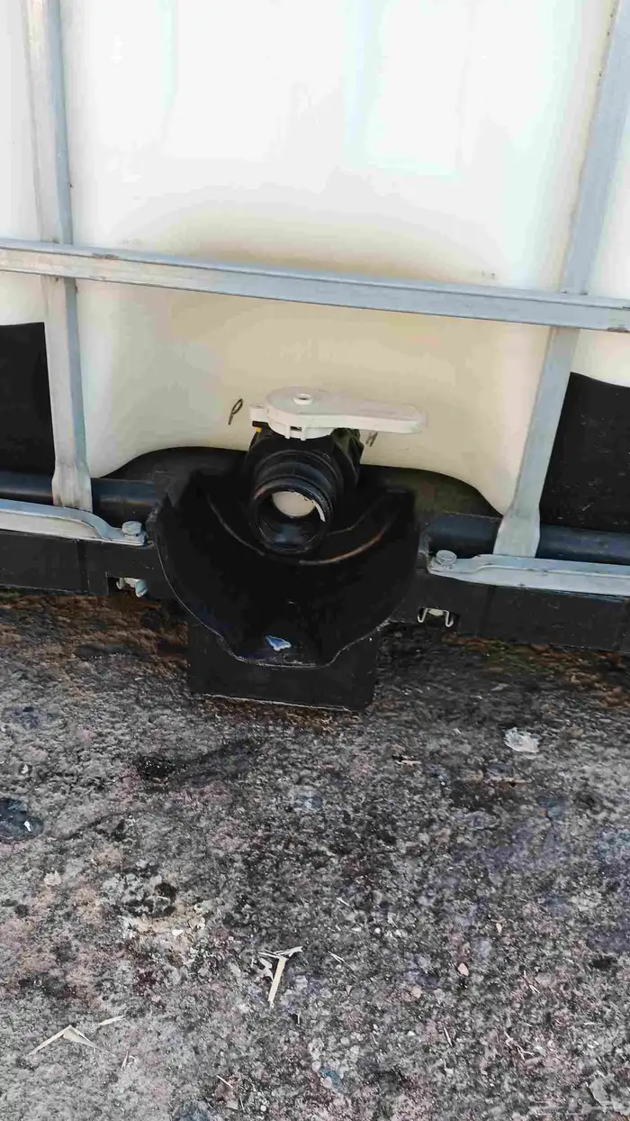 للبيع برميل الف لتر بزبوز صغير للبيع مستعجلل 3