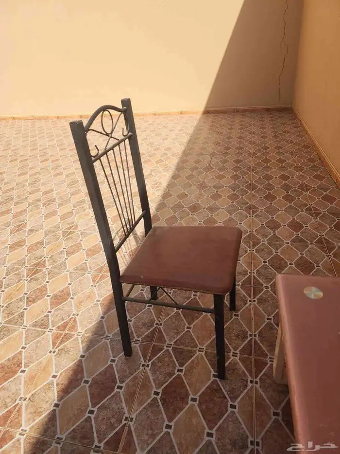 للبيع طاوله ورديه وكرسي وسخانه 1
