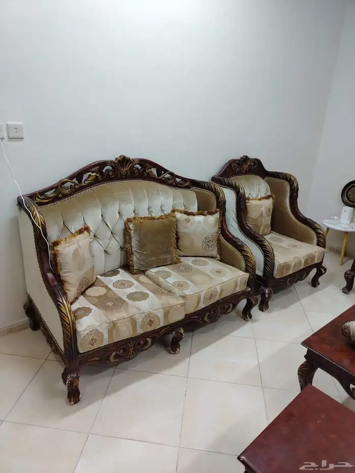 طقم كنب بحالة ممتازة تواصل 3