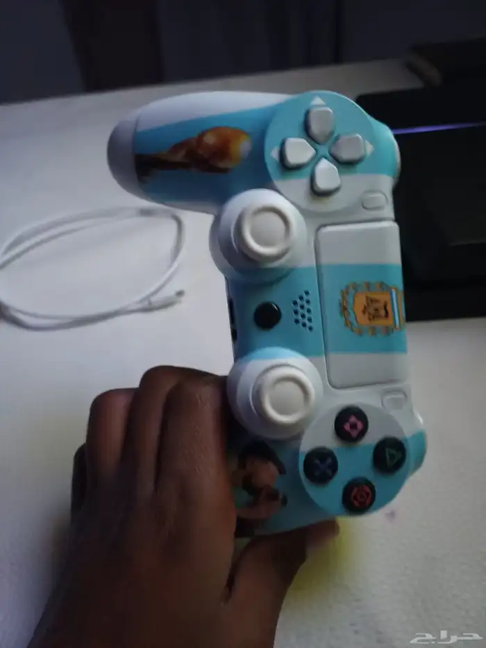 اليد الحمرا اشوية خربانة و اليد حقة ميسي مكان خربان 400 وفي 1