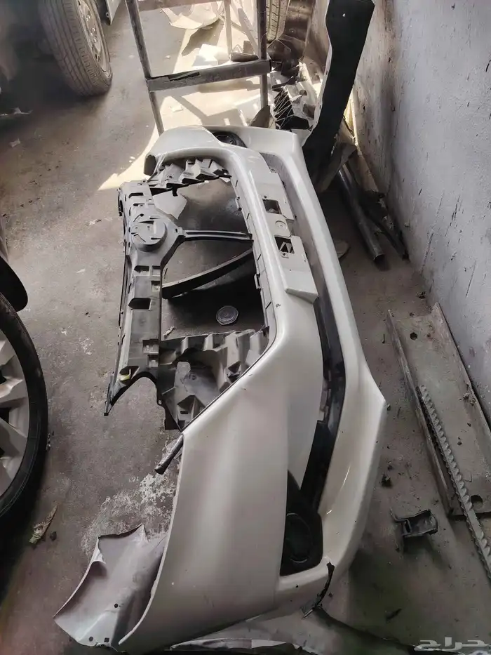 صدام أمامي اصلي فيه كسر خفيف نفس الي بصوره قفط اسطب خلفي يمم 2