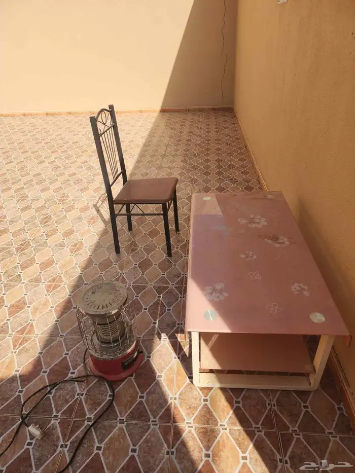 للبيع طاوله ورديه وكرسي وسخانه 3