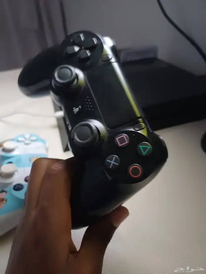 اليد الحمرا اشوية خربانة و اليد حقة ميسي مكان خربان 400 وفي 2