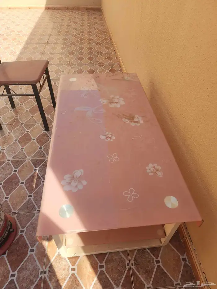 للبيع طاوله ورديه وكرسي وسخانه 0