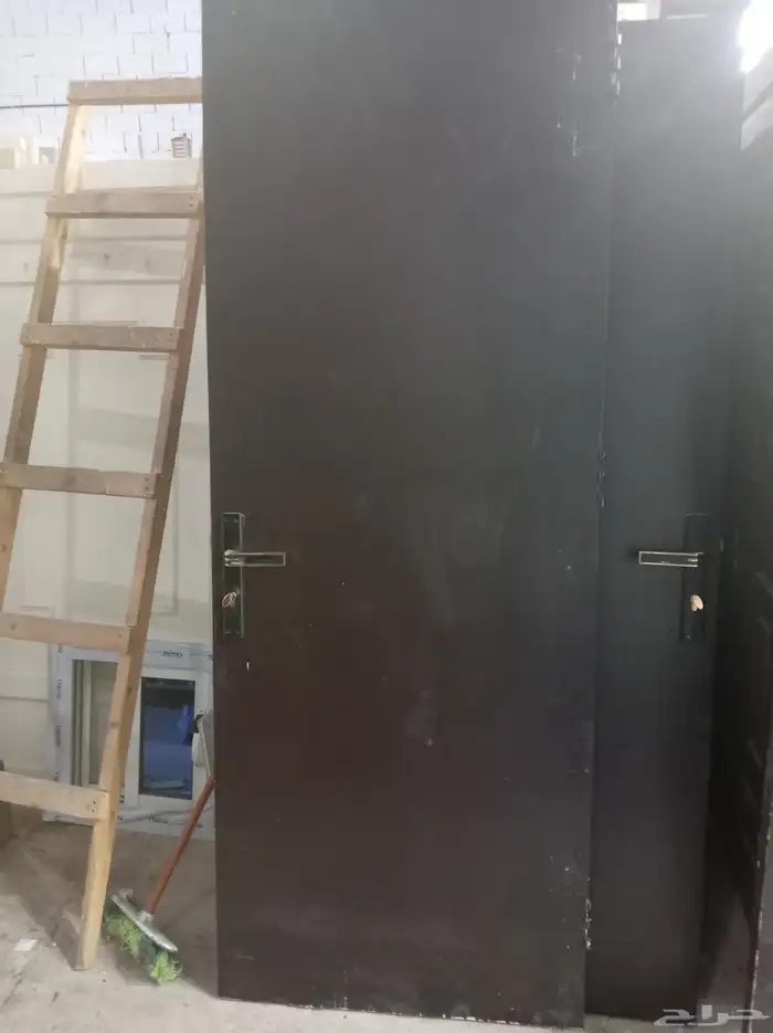 ابواب خشب مستخدمه وابواب حديد والمنيوم جديده للبيع بنبيعيها 0