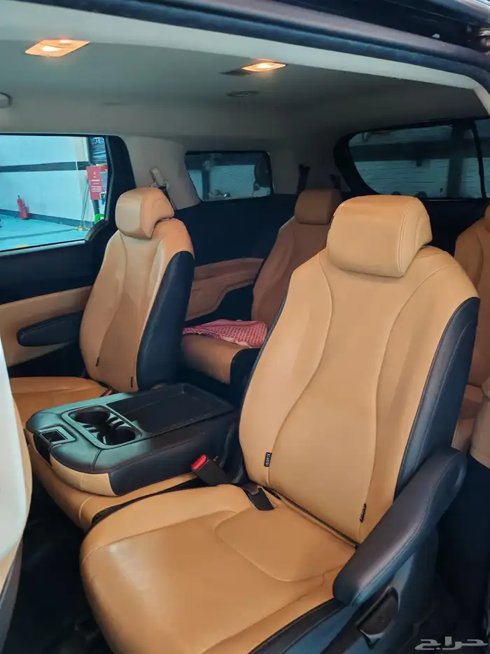كيا كرنفال للبيع2021 ديزل 11 مقعد 9
