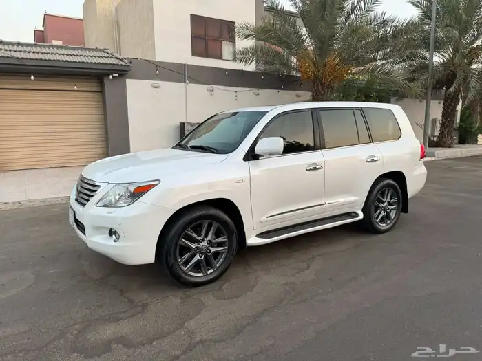 لكزس مخزن نضيف جدآ 2011 ماشي(( 180)) مثبت في موجوز 9