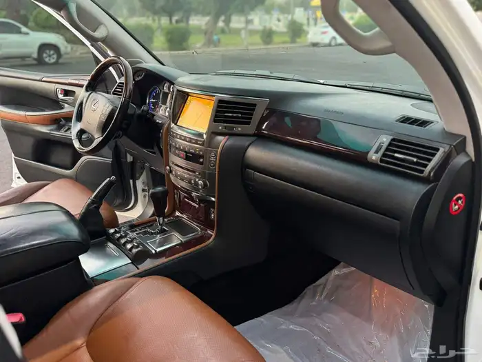 لكزس مخزن نضيف جدآ 2011 ماشي(( 180)) مثبت في موجوز 11