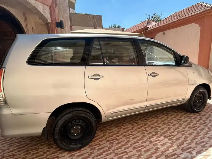 للبيع انوفا 2011 2