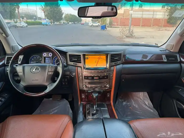 لكزس مخزن نضيف جدآ 2011 ماشي(( 180)) مثبت في موجوز 12