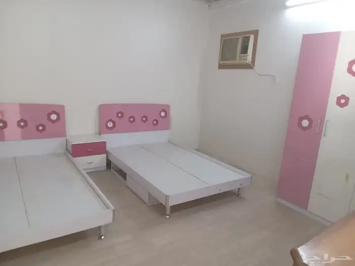 غرفة نوم بناتي مكونه من سريرين نفر ونص ودولاب 4 أبواب وكمدين 2