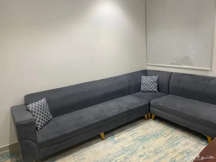 طقم ركنة حرف L استعمال خفيف معاه ترابيزه وبديل سجاد 0