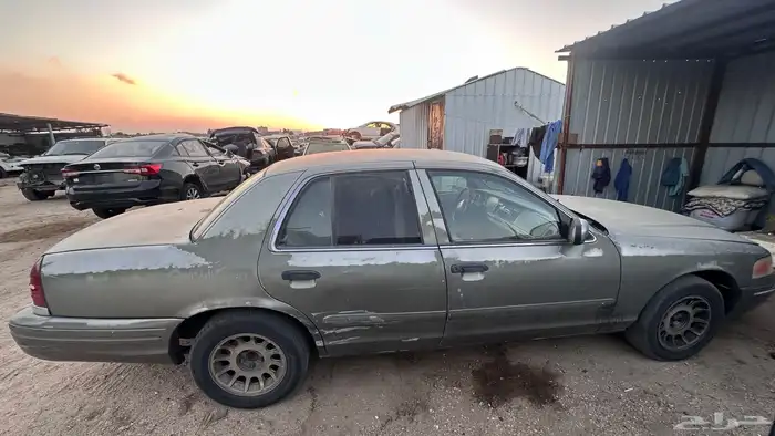 قطع غيار فورد فكتوريا موديل 2002 تشليح 3