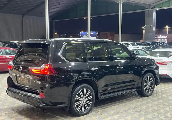 جيب لكزس ال اكس 570 موديل 2020 4