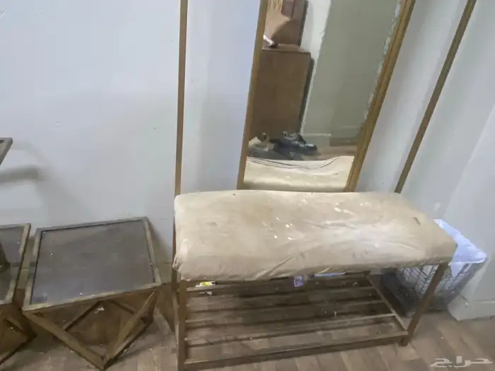 مدخل لونه بيج عليه علاقات وتحت جزء مخصص للاحذيه كما موضح 2