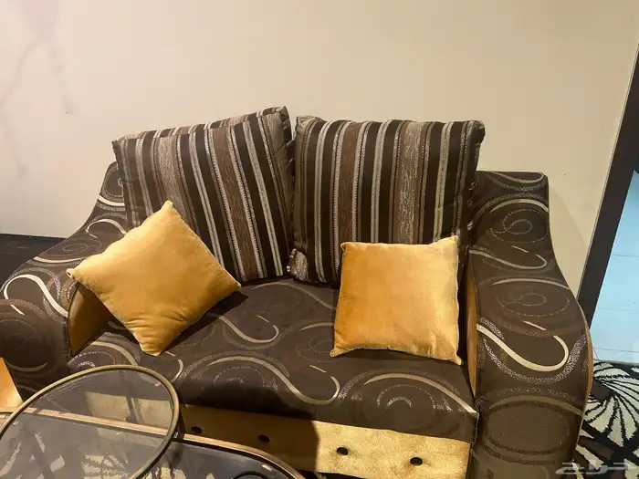 طقم كنب للبيع نظيف جدا   مع طقم طاولات لوجه الله 2