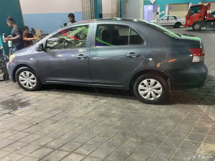 تويوتا. يارس 2011 1