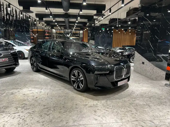 بي ام دبليو 735 - BMW 735i M Kit 2026 0