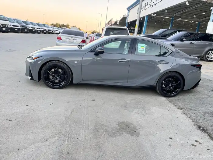 لكزس آي اس 350موديل2025 4