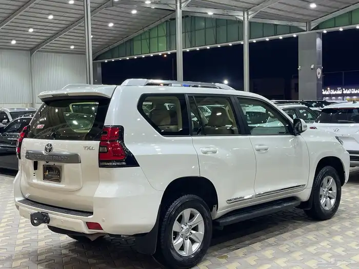 تويوتا برادو V6 موديل 2023 نظيف جدا 4