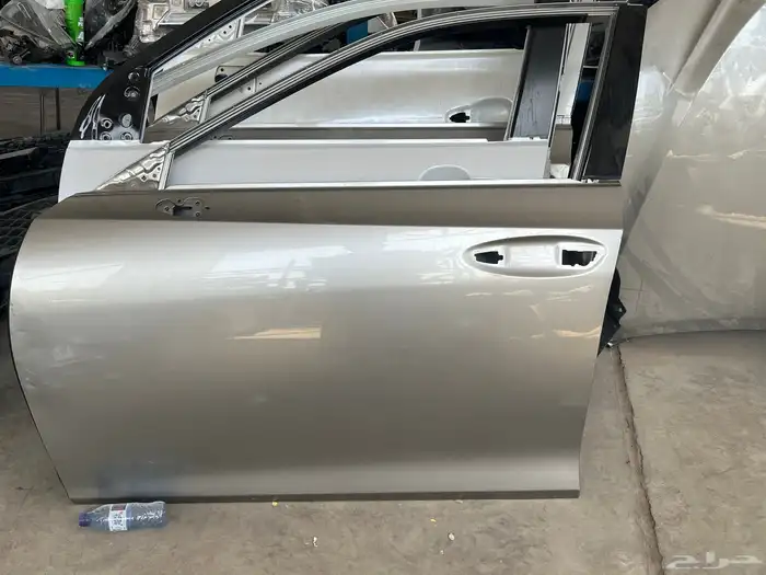 متوفر لدينا باب لكزز es. لون فضي او تيتانيوم 2025. 0