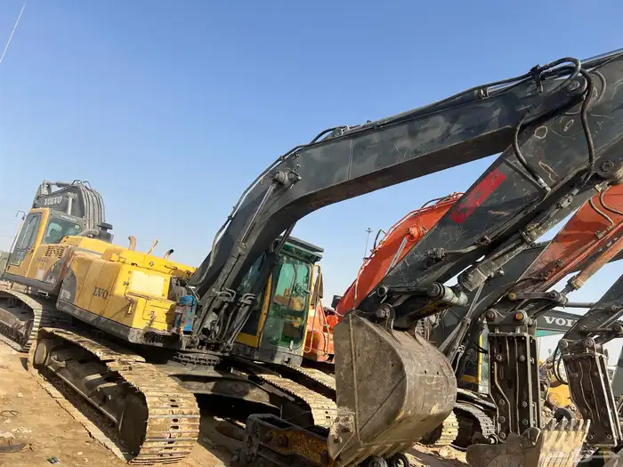 بكلين بوكلين فولفو فلفو 2006 بدون دقاق البكلين بموقع عمل 0