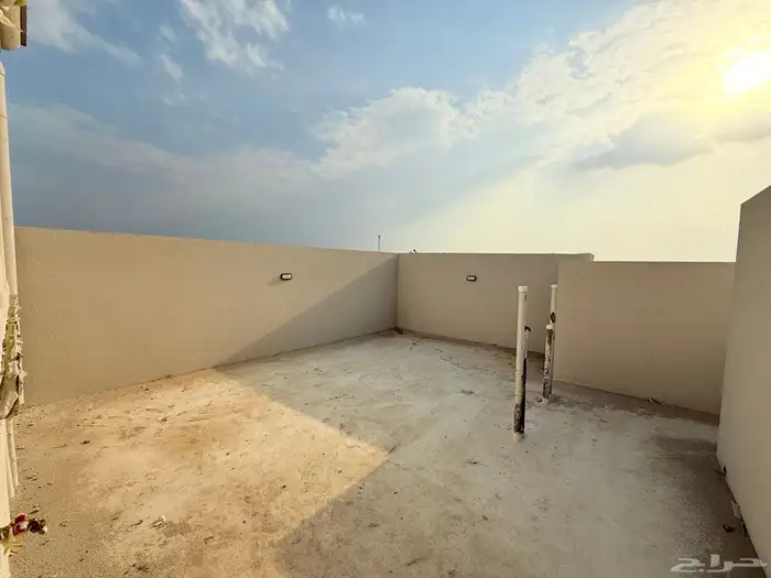 للبيع شقه علويه بسطح خاص بالقرب من نادي ضمك بسعر470الف 16