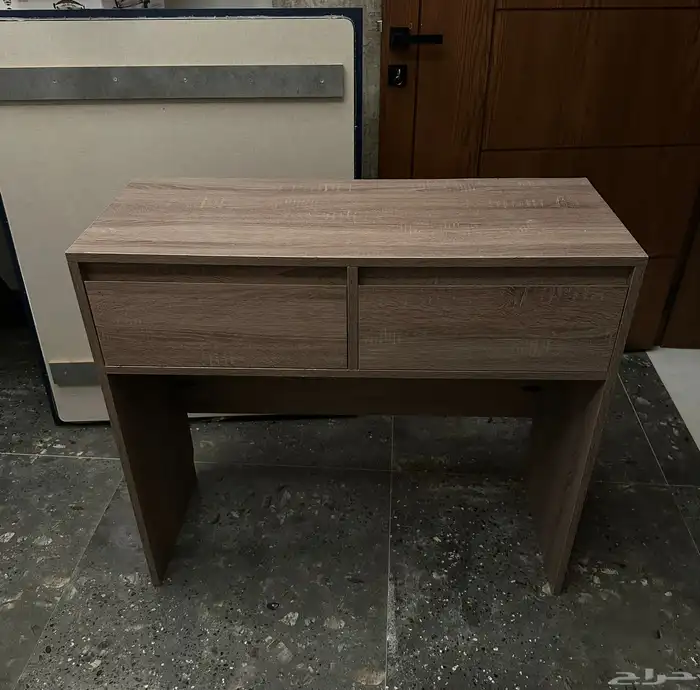 للبيع طاولة (تسريحة) مع مرآة مجانية 0