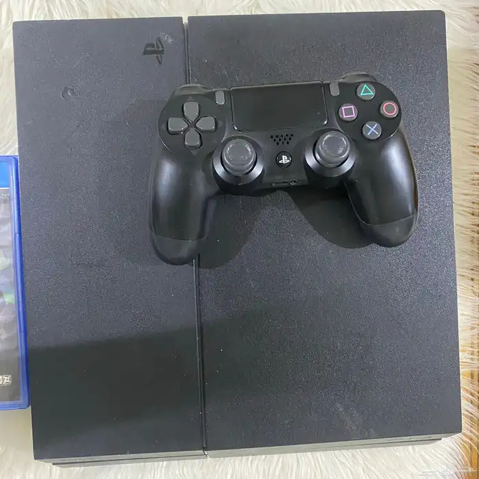 بلاستيشن4 نضيف مع يد وشريطين 4