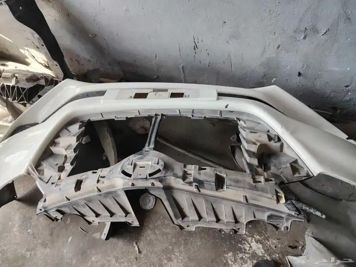 صدام أمامي اصلي فيه كسر خفيف نفس الي بصوره قفط اسطب خلفي يمم 0